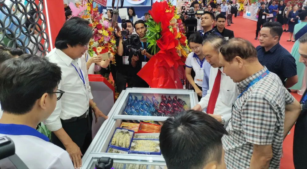 Thứ trưởng Phùng Đức Tiến tham quan gian hàng. ẢNH: THU HÀ triển lãm Vietfish