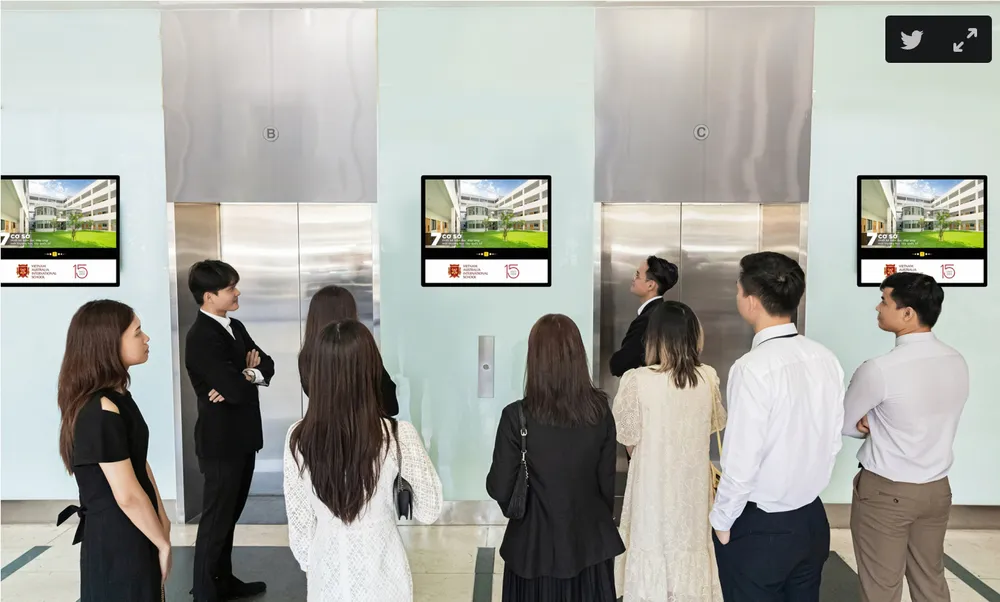 Màn hình quảng cáo của Chicilon đặt tại một tòa nhà văn phòng ở TP HCM. Ảnh: Chilicon thang máy kỹ thuật số