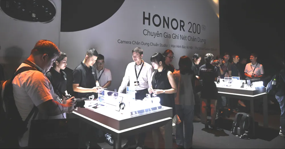 Nhiều người dùng đang trải nghiệm dòng điện thoại Honor 200 5G với tính năng chụp ảnh chân dung chuyên nghiệp. ẢNH: HẠ QUYÊN Honor 200 5G.jpg