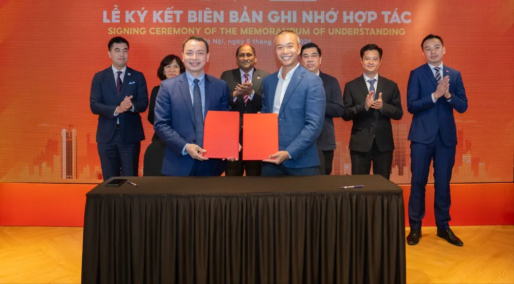 Vecom và Shopee ký biên bản ghi nhớ hợp tác khởi động sáng kiến hỗ trợ 100.000 SMEs. ẢNH: HẠ QUYÊN THƯƠNG MẠI ĐIỆN TỬ