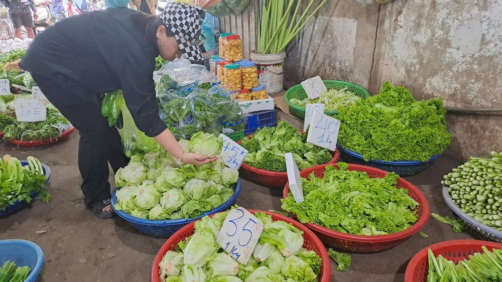 Mưa kéo dài khiến giá rau xanh về chợ bị ảnh hưởng. ẢNH: THU HÀ GIÁ RAU XANH