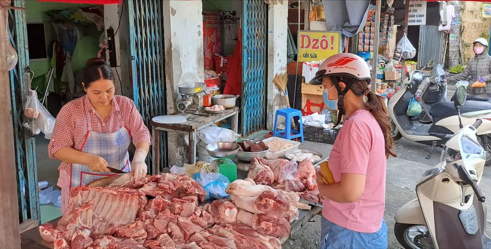 Giá thịt heo đã tăng so với hồi đầu tháng 9. ẢNH: THU HÀ Giá thịt heo