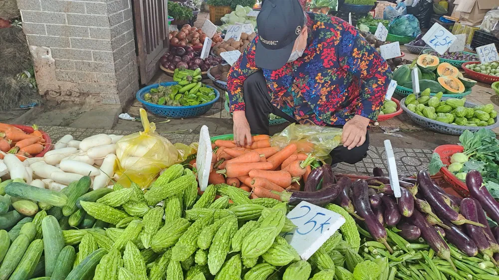Mưa nhiều khiến rau củ về chợ TP.HCM đua nhau tăng giá. ẢNH: THU HÀ giá thịt heo