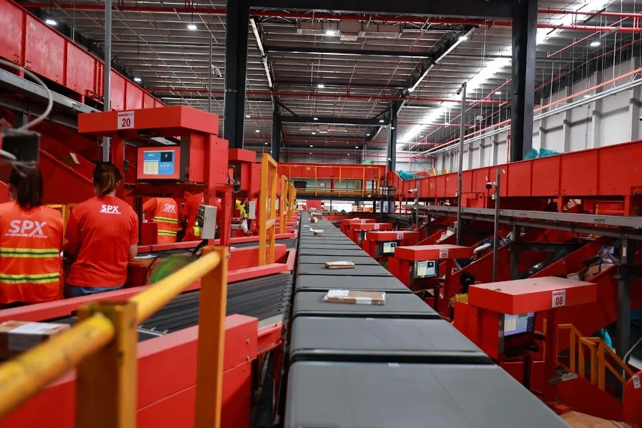 Doanh nghiệp tăng đầu tư trung tâm phân loại hiện đại để rút ngắn thời gian giao hàng trong nước. ẢNH: NGỌC HƯƠNG giao hàng chặng cuối