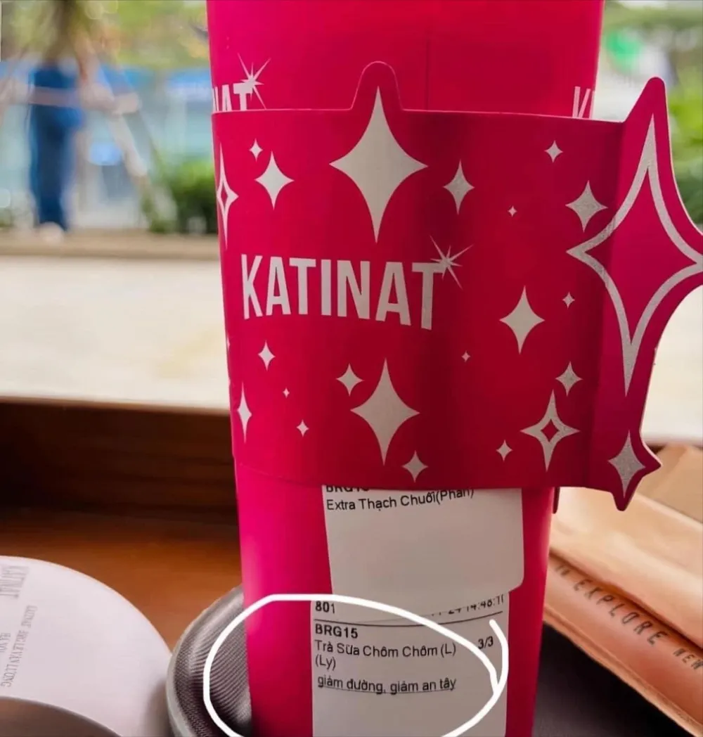 Hình ảnh ly nước của thương hiệu Katinat có phần chú thích không chuẩn mực. thương hiệu katinat