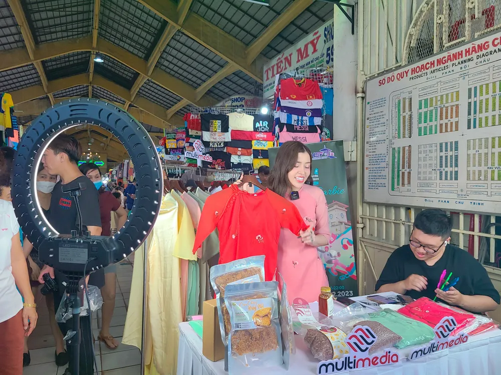 Gen Z bị thu hút bởi các yếu tố shoppertainment. ẢNH: THU HÀ thương mại điện tử