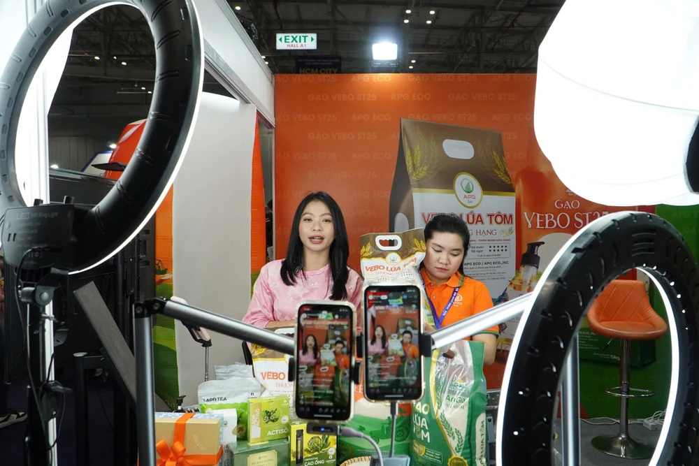 Một doanh nghiệp livestream bán hàng tại hội chợ Hàng Việt Nam tiêu biểu xuất khẩu 2025. Ảnh: THU HÀ thuong-mai-dien-tu_19.jpg