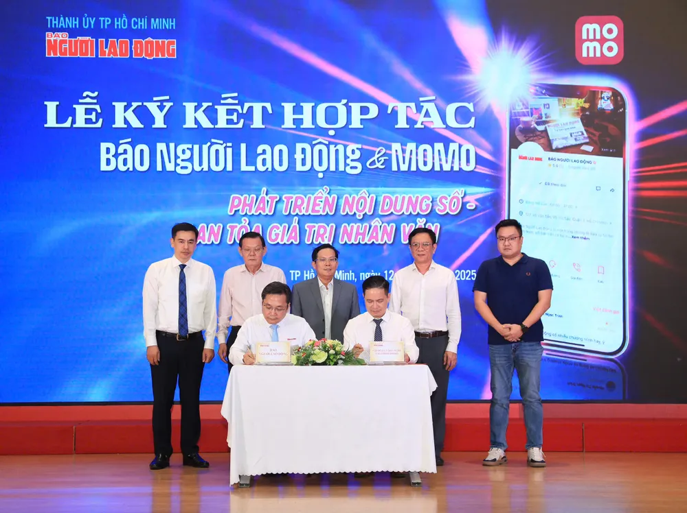 Báo Người Lao Động ký kết hợp tác với ứng dụng MoMo. ẢNH: NLĐ báo người lao động