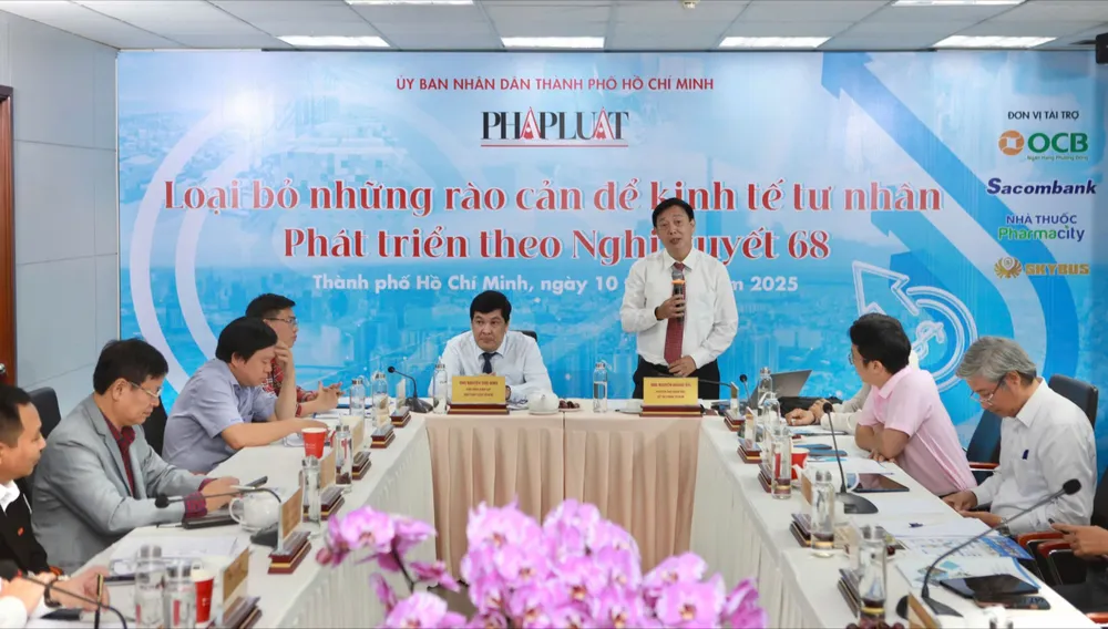 Ông Nguyễn Thái Bình, Phó Tổng biên tập Báo Pháp Luật TP.HCM và ông Nguyễn Hoàng Hải, Nguyên Phó giám đốc Sở Tài chính TP.HCM chủ trì phiên thảo luận. ẢNH: NGUYỆT NHI kinh tế tư nhân