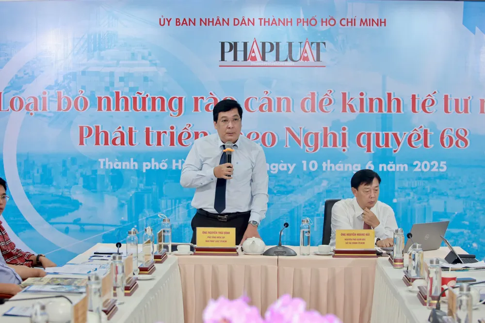 Ông Nguyễn Thái Bình, Phó Tổng biên tập Báo Pháp Luật TP.HCM phát biểu tại tọa đàm. ẢNH: NGUYỆT NHI