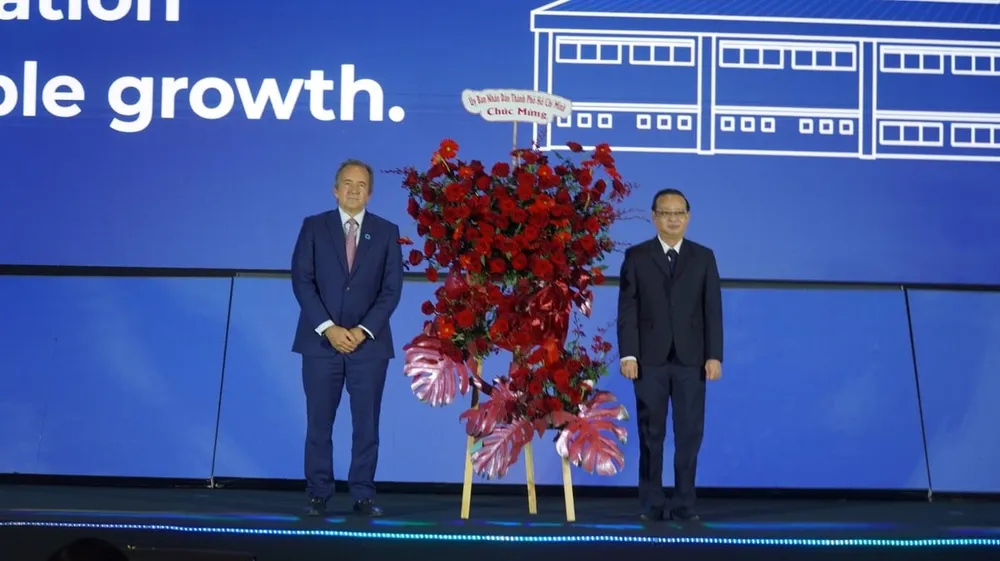 Ông Bùi Minh Thạnh, Phó chủ tịch UBND TP.HCM (phải) tặng hoa cho ông Adolfo Orive, Chủ tịch kiêm Tổng Giám đốc điều hành Tập đoàn Tetra Pak. Ảnh: TRẦN PHI tetra pak bình dương