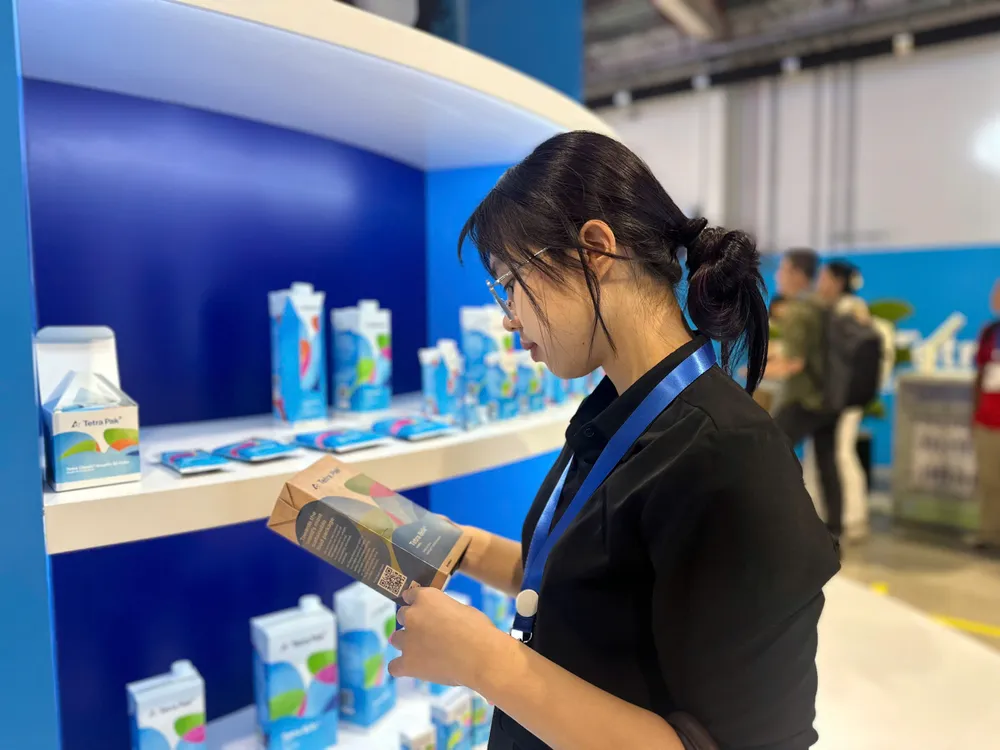 Ông lớn Thụy Điển nâng vốn cho nhà máy sản xuất bao bì giấy ở TP.HCM. Trong ảnh: Khách tham quan sản phẩm. Ảnh: THU HÀ tetra pak bình dương