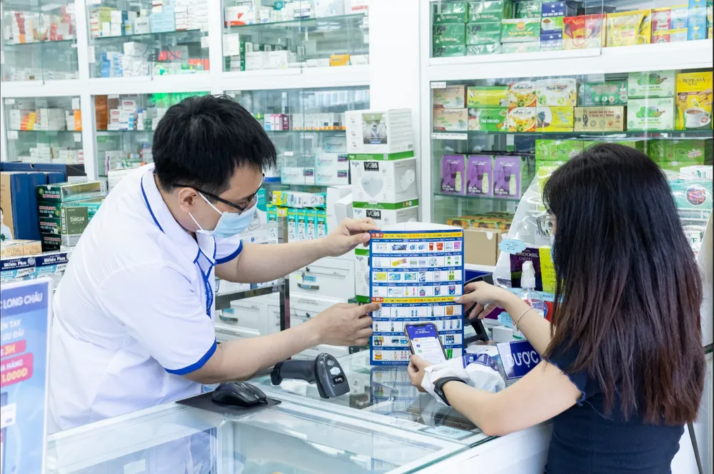 Người dân đang nghe tư vấn thuốc tại quầy. ẢNH: MỸ HUYỀN