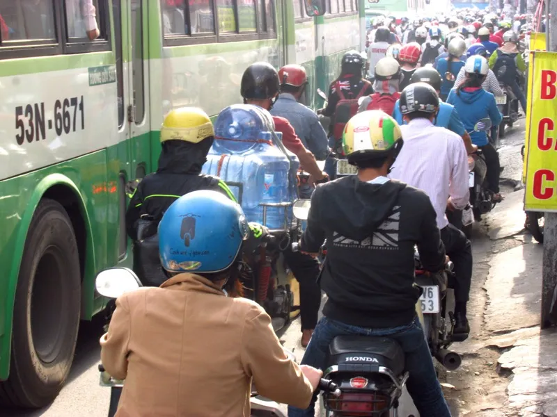Người Sài Gòn mệt mỏi với 'điệp khúc' kẹt xe hằng ngày ảnh 1