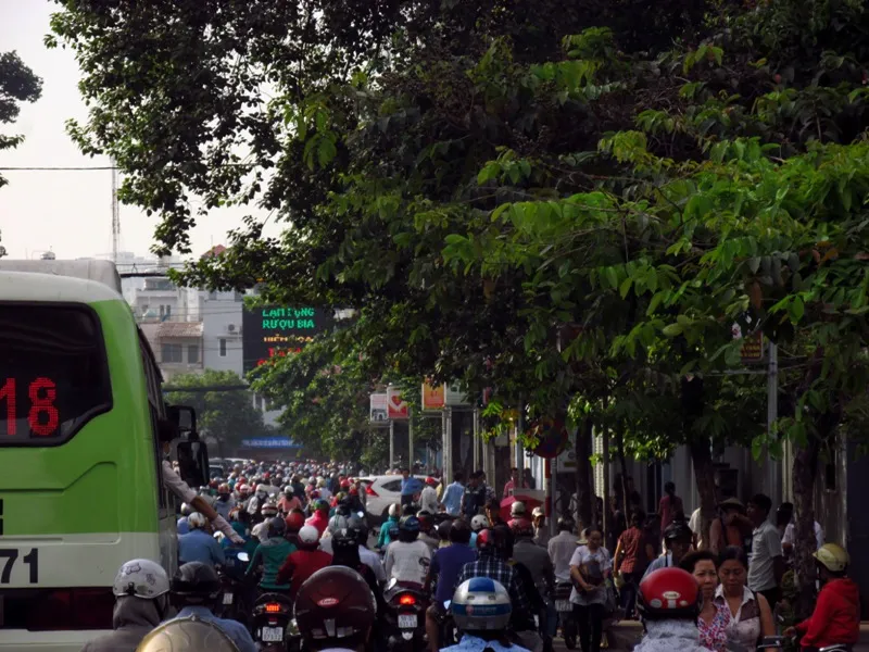 Người Sài Gòn mệt mỏi với 'điệp khúc' kẹt xe hằng ngày ảnh 6