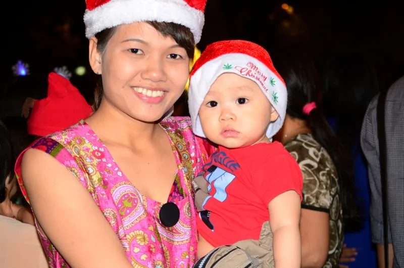 Ông già Noel, công chúa tuyết “nhí” tung tăng dạo phố cùng gia đình ảnh 21 Ông già Noel, công chúa tuyết “nhí” tung tăng dạo phố cùng gia đình ảnh 21