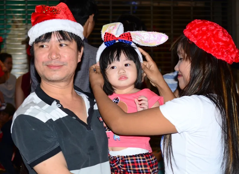 Ông già Noel, công chúa tuyết “nhí” tung tăng dạo phố cùng gia đình ảnh 18 Ông già Noel, công chúa tuyết “nhí” tung tăng dạo phố cùng gia đình ảnh 18