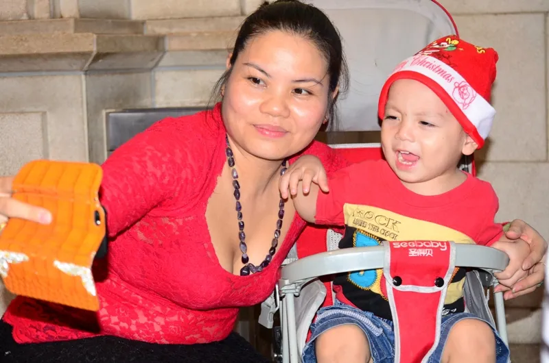 Ông già Noel, công chúa tuyết “nhí” tung tăng dạo phố cùng gia đình ảnh 20 Ông già Noel, công chúa tuyết “nhí” tung tăng dạo phố cùng gia đình ảnh 20