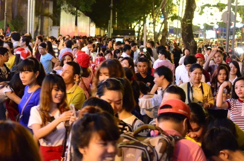 Ông già Noel, công chúa tuyết “nhí” tung tăng dạo phố cùng gia đình ảnh 17 Ông già Noel, công chúa tuyết “nhí” tung tăng dạo phố cùng gia đình ảnh 17