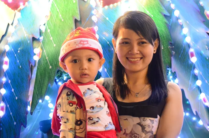 Ông già Noel, công chúa tuyết “nhí” tung tăng dạo phố cùng gia đình ảnh 13 Ông già Noel, công chúa tuyết “nhí” tung tăng dạo phố cùng gia đình ảnh 13