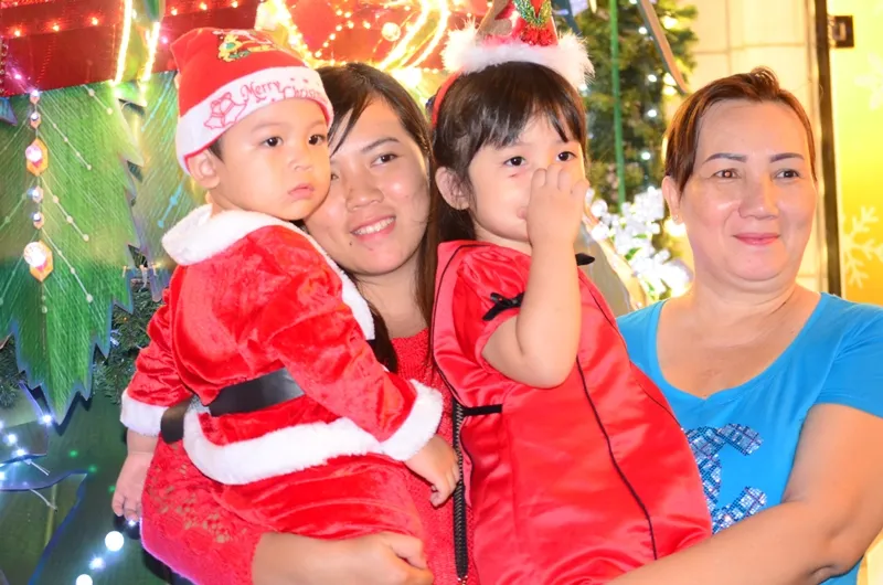 Ông già Noel, công chúa tuyết “nhí” tung tăng dạo phố cùng gia đình ảnh 14 Ông già Noel, công chúa tuyết “nhí” tung tăng dạo phố cùng gia đình ảnh 14