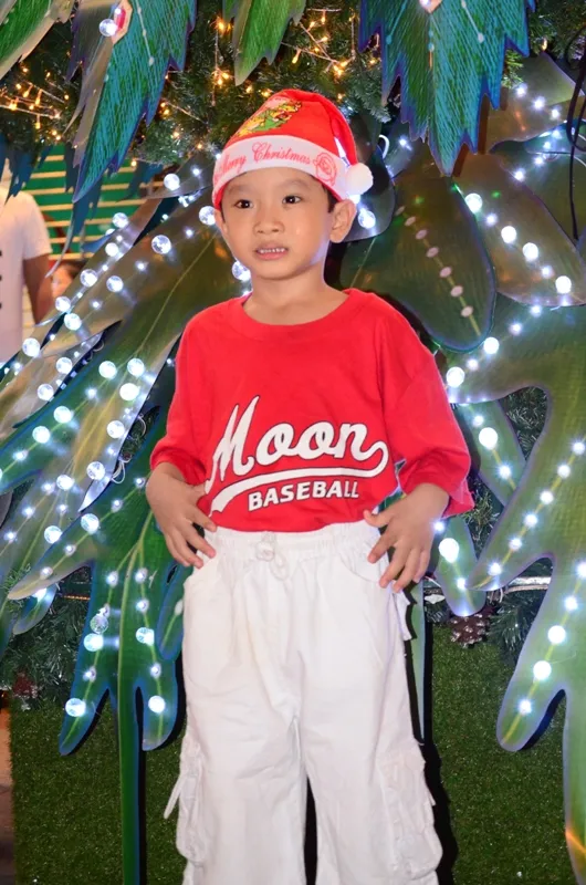 Ông già Noel, công chúa tuyết “nhí” tung tăng dạo phố cùng gia đình ảnh 8 Ông già Noel, công chúa tuyết “nhí” tung tăng dạo phố cùng gia đình ảnh 8