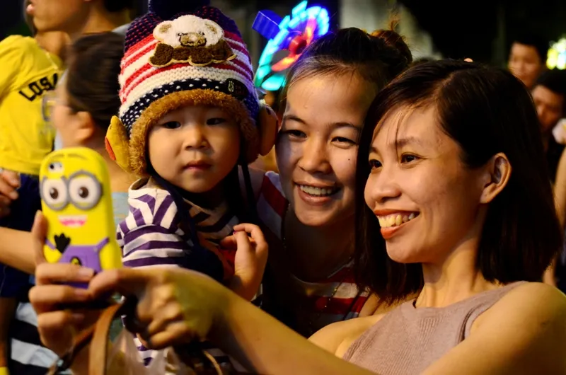 Ông già Noel, công chúa tuyết “nhí” tung tăng dạo phố cùng gia đình ảnh 9 Ông già Noel, công chúa tuyết “nhí” tung tăng dạo phố cùng gia đình ảnh 9