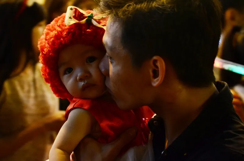 Ông già Noel, công chúa tuyết “nhí” tung tăng dạo phố cùng gia đình ảnh 10 Ông già Noel, công chúa tuyết “nhí” tung tăng dạo phố cùng gia đình ảnh 10