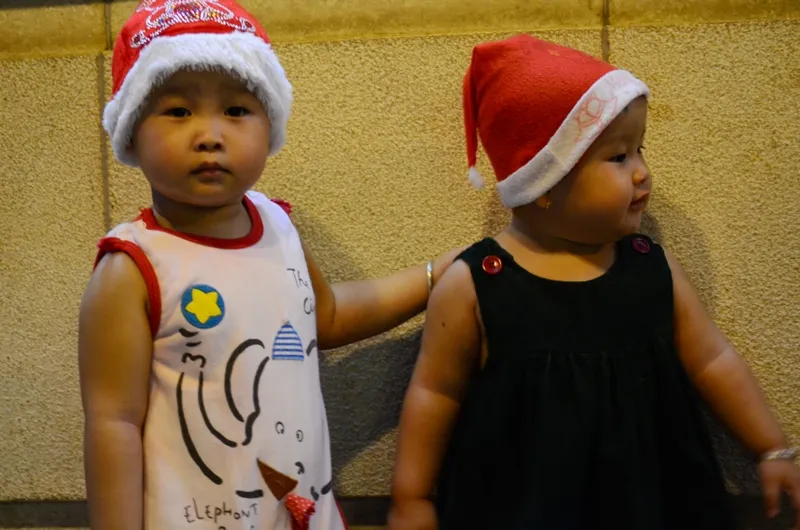 Ông già Noel, công chúa tuyết “nhí” tung tăng dạo phố cùng gia đình ảnh 5 Ông già Noel, công chúa tuyết “nhí” tung tăng dạo phố cùng gia đình ảnh 5