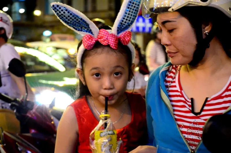 Ông già Noel, công chúa tuyết “nhí” tung tăng dạo phố cùng gia đình ảnh 6 Ông già Noel, công chúa tuyết “nhí” tung tăng dạo phố cùng gia đình ảnh 6