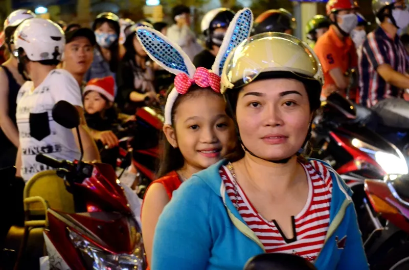 Ông già Noel, công chúa tuyết “nhí” tung tăng dạo phố cùng gia đình ảnh 3 Ông già Noel, công chúa tuyết “nhí” tung tăng dạo phố cùng gia đình ảnh 3