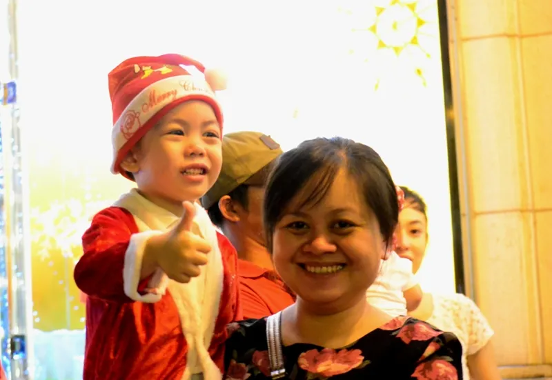 Ông già Noel, công chúa tuyết “nhí” tung tăng dạo phố cùng gia đình ảnh 7 Ông già Noel, công chúa tuyết “nhí” tung tăng dạo phố cùng gia đình ảnh 7