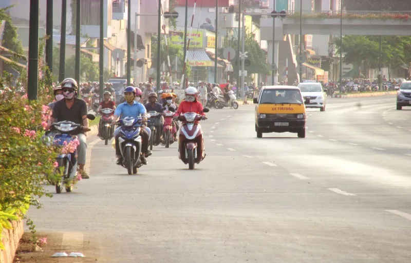 Xe máy tha hồ chạy trong làn ô tô ảnh 1