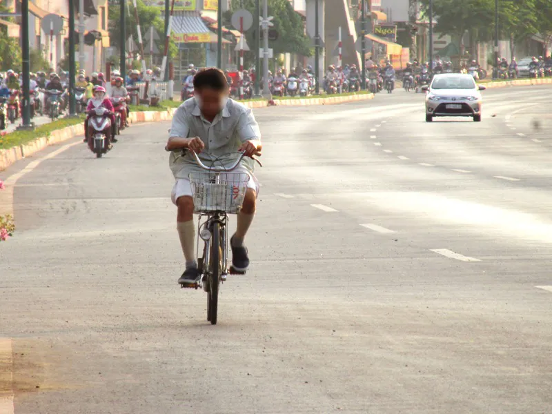 Xe máy tha hồ chạy trong làn ô tô ảnh 2