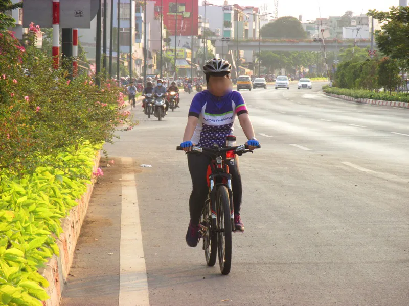 Xe máy tha hồ chạy trong làn ô tô ảnh 3