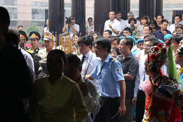 Bí thư Đinh La Thăng dâng hương tưởng niệm các vua Hùng ảnh 12