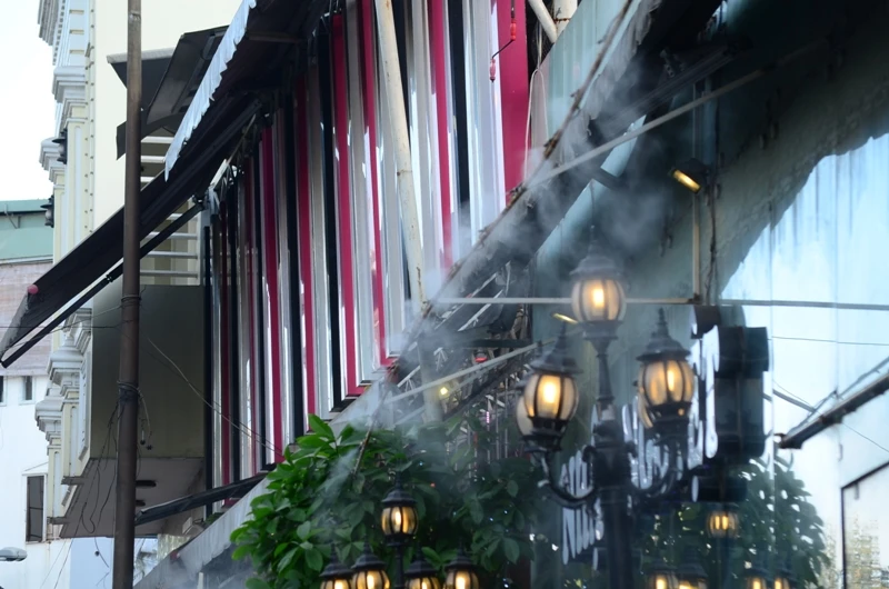 Người Sài Gòn chống chọi với nắng nóng ảnh 7