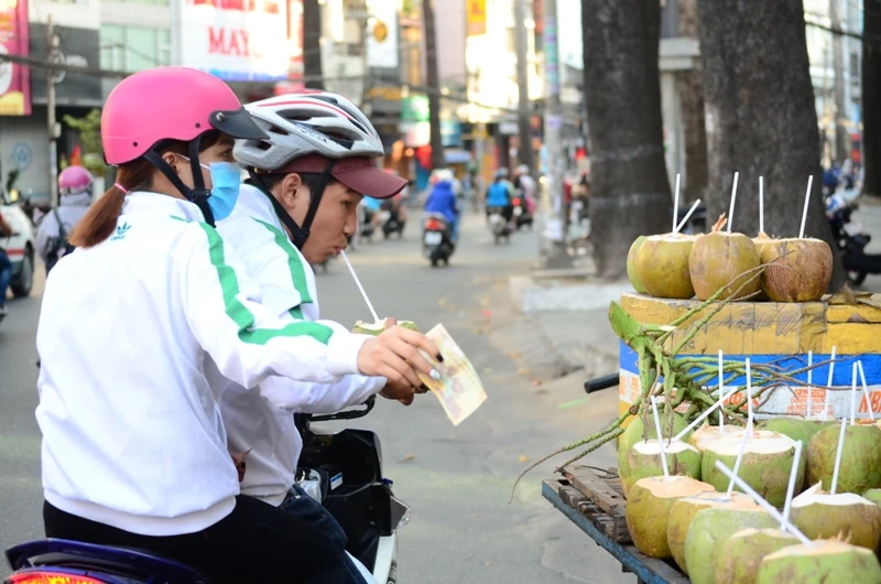 Người Sài Gòn chống chọi với nắng nóng ảnh 1