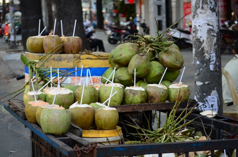 Người Sài Gòn chống chọi với nắng nóng ảnh 2