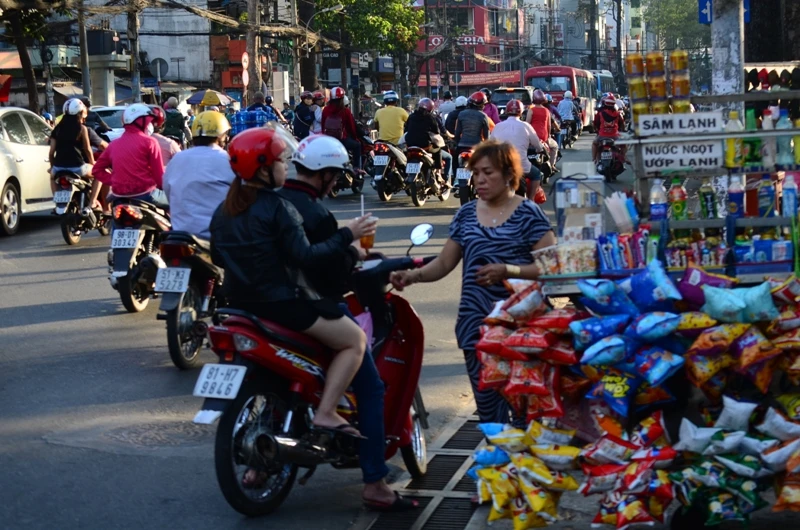 Người Sài Gòn chống chọi với nắng nóng ảnh 8