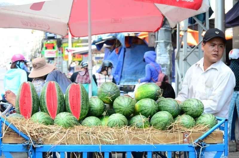 Người Sài Gòn chống chọi với nắng nóng ảnh 3