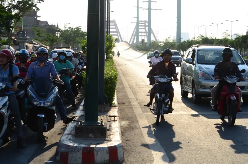 Xe máy được chạy vào làn ô tô trên đường Phạm Văn Đồng ảnh 4 Xe máy được chạy vào làn ô tô trên đường Phạm Văn Đồng ảnh 4