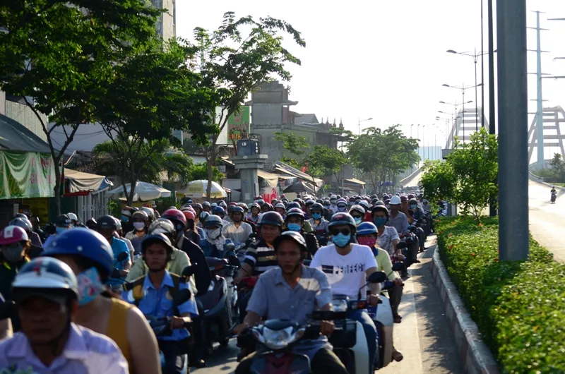 Xe máy được chạy vào làn ô tô trên đường Phạm Văn Đồng ảnh 3 Xe máy được chạy vào làn ô tô trên đường Phạm Văn Đồng ảnh 3