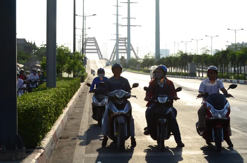 Xe máy được chạy vào làn ô tô trên đường Phạm Văn Đồng ảnh 1 Xe máy được chạy vào làn ô tô trên đường Phạm Văn Đồng ảnh 1