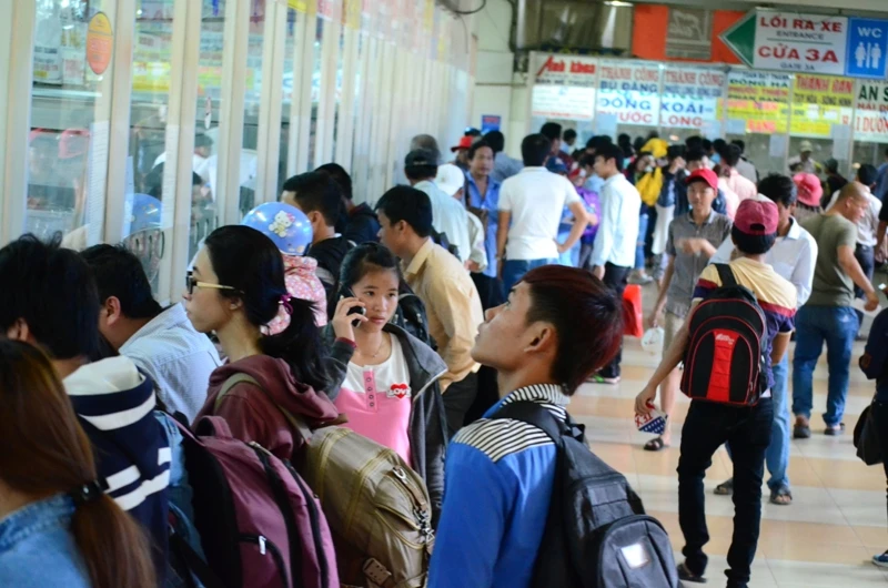 Lễ 30-4: Người người đổ về quê nghỉ lễ ảnh 8