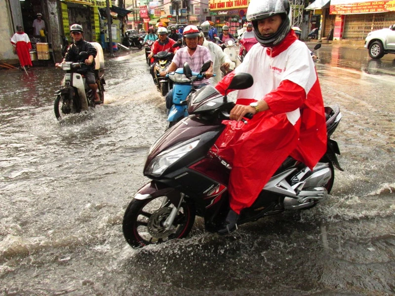 Người Sài Gòn nhẹ nhõm đón cơn mưa quý hơn vàng ảnh 11