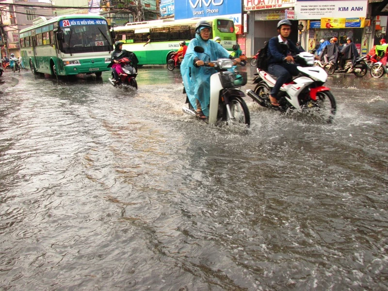 Người Sài Gòn nhẹ nhõm đón cơn mưa quý hơn vàng ảnh 12
