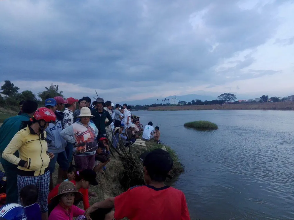 Vớt được thi thể học sinh lớp 1 dưới sông Dinh ảnh 2