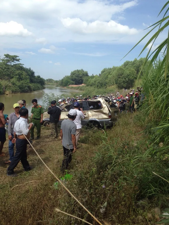 Gần 2 ngày mới phát hiện xe mất tích dưới đáy sông ảnh 2 Gần 2 ngày mới phát hiện xe mất tích dưới đáy sông ảnh 2