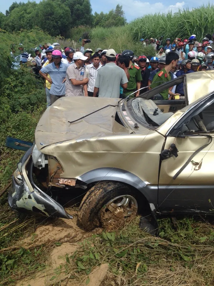 Gần 2 ngày mới phát hiện xe mất tích dưới đáy sông ảnh 1 Gần 2 ngày mới phát hiện xe mất tích dưới đáy sông ảnh 1